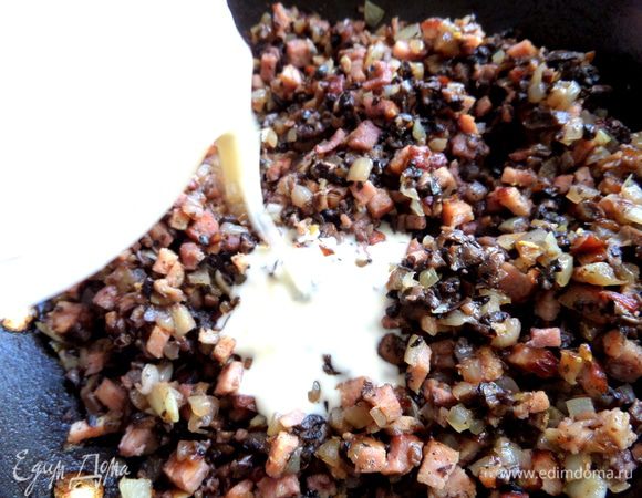 Когда вино выпарится, вливаем сливки комнатной температуры.