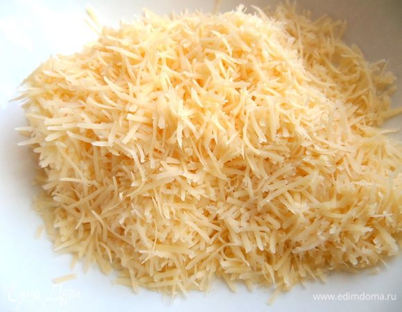Сыр натереть мелко.
