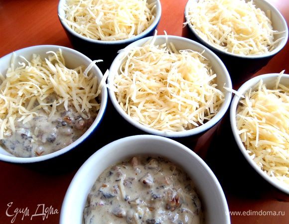 И густо посыпать в каждую формочку.