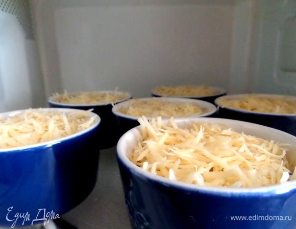 Отправляем в микроволновку на 2-3 минуты при максимальной мощности. Почему в СВЧ? Так советовали повара на видео-уроках, да и не нужна в жульене зажаренная корочка, а только расплавленная))))