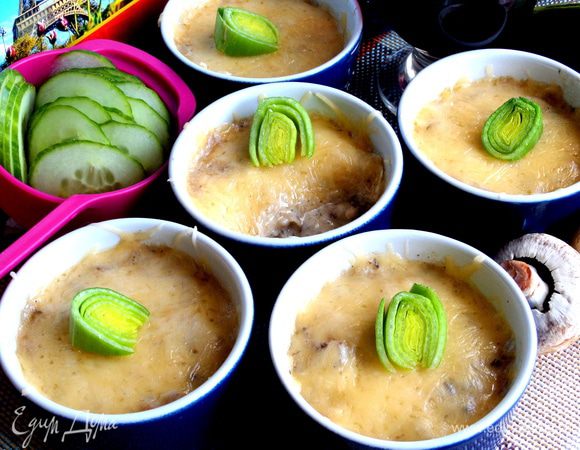 Украшаем любой зеленью и сразу подаём в тёплом или горячем виде!