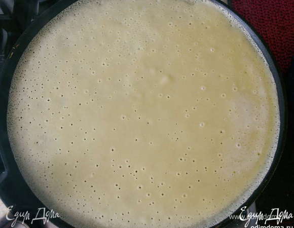 Приготовить тесто для крепов. В списке ингредиентов у меня не получилось указать, что для крепов мы используем СМЕСЬ воды и молока, а не только молоко!!! Тесто будет хорошо выпекаться, если оно приготовлено в пропорции 1/4 воды на 3/4 молока. Можно его приготовить и без добавления сахара.
Итак, ингредиенты для теста тщательно смешать миксером либо в кухонном комбайне примерно 1 минуту. Вылить тесто в миску, прикрыть полотенцем и поставить на 30-60 минут в холодное место. Тесто для крепов должно быть консистенции жидкой сметаны. Если оно получилось слишком густое, добавить молока. 