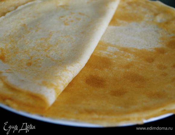 Смазать сковороду для жарки растительным маслом и поставить на большой огонь. Когда сковородка слегка задымиться, влить 1 половник теста; наклоняя сковороду, распределить тесто по всей ее поверхности. Поджарить крепы со всех сторон до светло-коричневого цвета. Теста должно хватить на 12 крепов.  