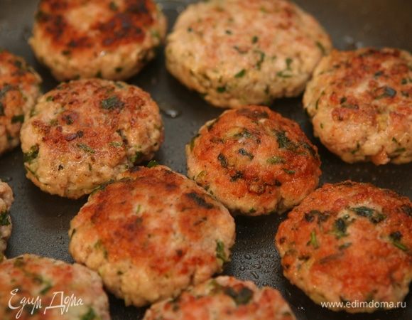 Разогреть в сковороде растительное масло и пожарить котлеты.