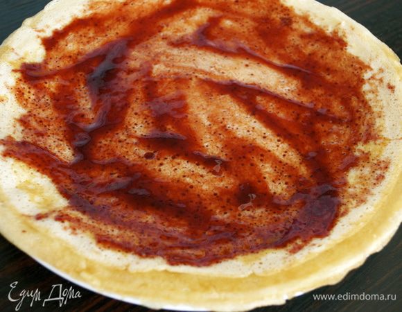 Готовые крепы смазать малиновым джемом, желательно таким, который без косточек! 