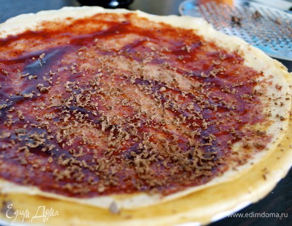 Равномерно присыпать тертым шоколадом.