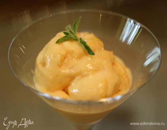 Замораживать 4–6 часов, перемешивая каждый час, чтобы сорбе оставалось однородным. 