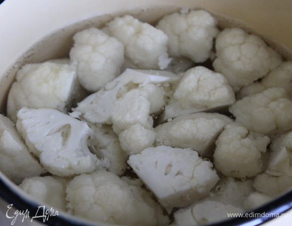 Разделить капусту на соцветия, отварить в течение 7-10 мин. Готовую капусту откинуть на дуршлаг и дать жидкости стечь.