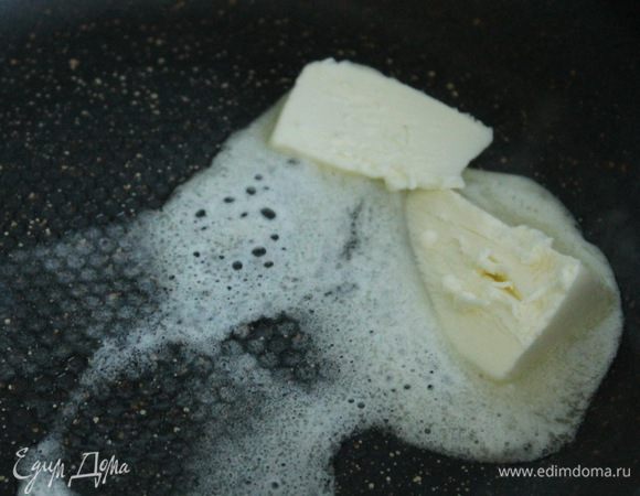 Для соуса растопить масло на среднем огне...