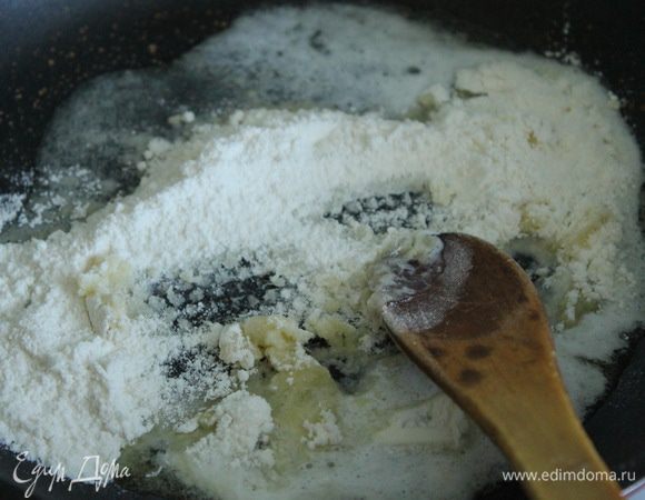 ...добавить муку и перемешать до получения однородной массы. Дать смеси остыть в течение 2 мин.