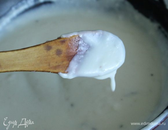 Дбавить молоко, лавровый лист, гвоздику и варить, постоянно помешивая, на маленьком огне до загустения.