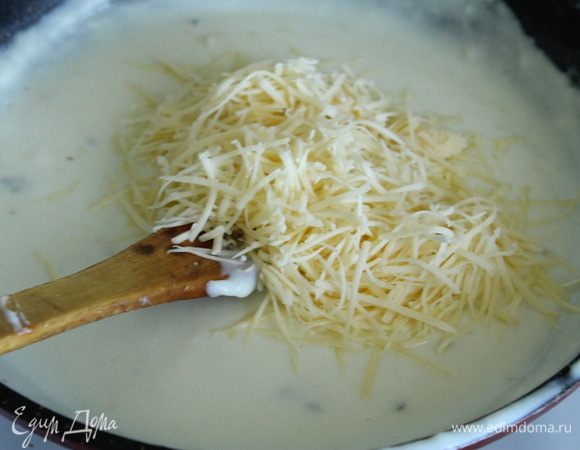 Добавить мускатный орех, соль, 80 гр. натертого сыра, все хорошенько перемешать.