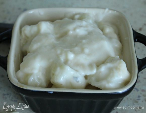 В готовый соус добавить цветную капусту, перемешать (так, чтобы соцветия капусты были покрыты соусом) и выложить в порционные формочки или одну большую форму.