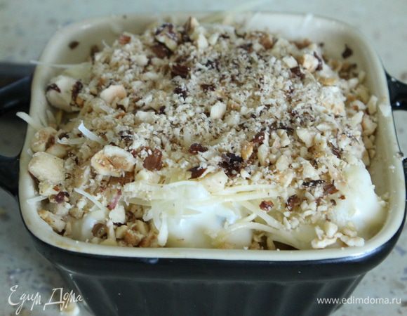 Сверху посыпать оставшимся сыром и измельченным жареным фундуком. Запекать в разогретой до 180 С духовке 10-15 мин., а затем поставить на 1-2 мин. под горячий гриль, чтобы образовалась ореховая корочка...
И сразу подавать к столу))
Приятного аппетита!!!