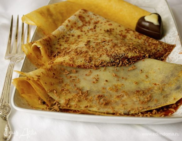 После этого свернуть крепы в трубочки или сложить треугольниками. За 10 минут до подачи разогреть крепы в умеренно нагретой духовке. 