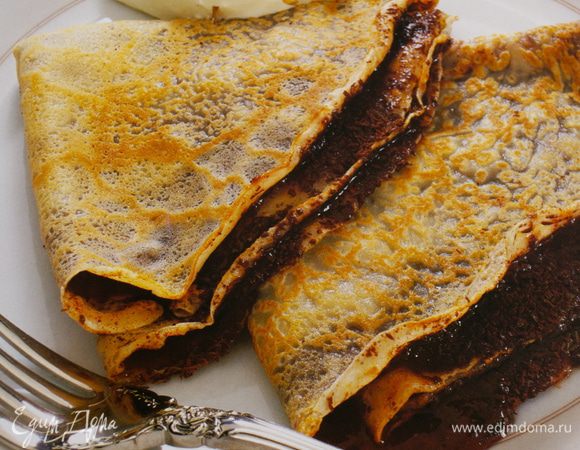 Можно подать к столу со взбитыми сливками, посыпанными орехами! 