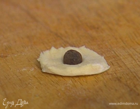 Сделать из теста маленький кружок, положить на него перчинку — получится глаз. 