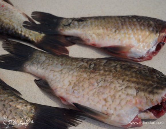 Карася приготовить: почистить, убрать головы...