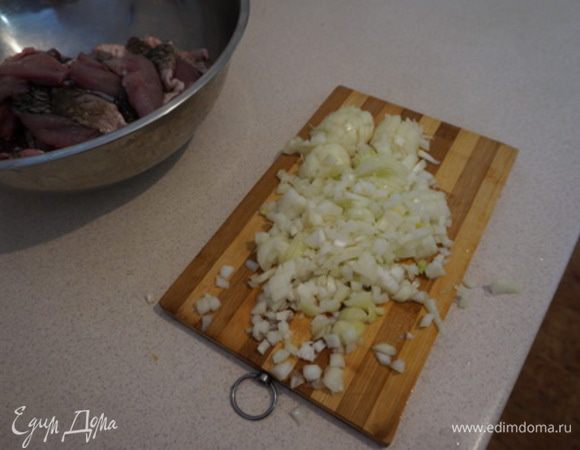 Измельчить лук, пережарить до золотистого цвета.