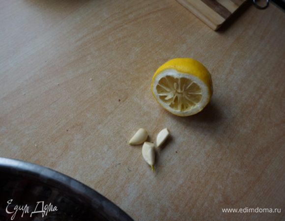 Чеснок измельчить, добавить в филе. Лимон выдавить в филе. Посолить, поперчить. Оставить мариноваться на 20 минут. 