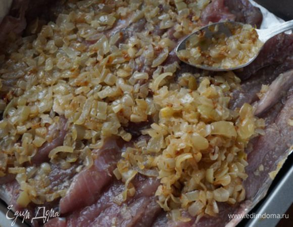 Уложить тушки филе плотно на лист, предварительно застелив фольгой и сбрызнув растительным маслом. Затем на филе выложить поджаренный лук.  