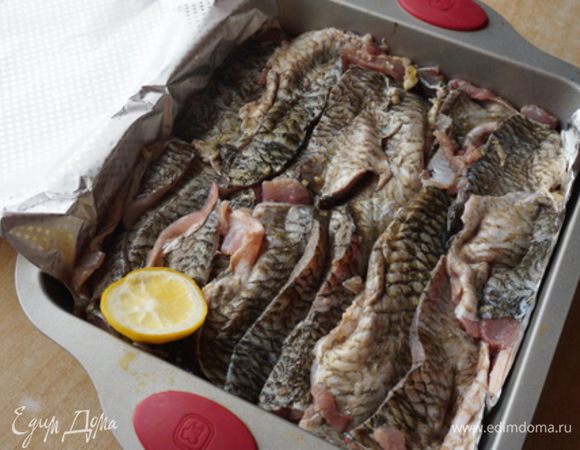 Закрываем фольгой рыбу и ставим в духовой шкаф разогретый до  175*С на 30 минут. Затем снимаем фольгу и ставим в духовку еще на 10 минут.