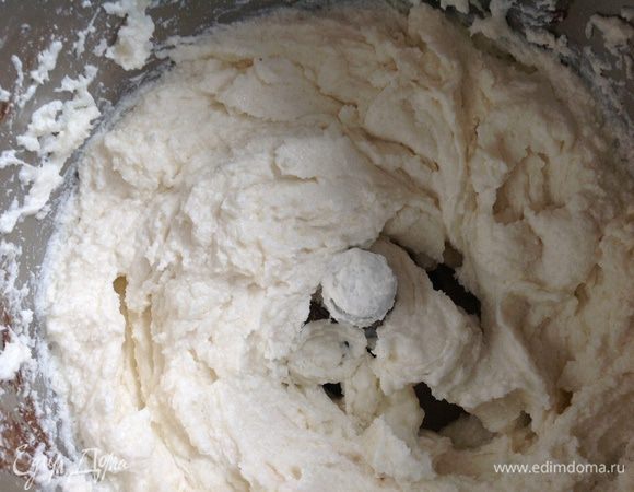 Творог взбить с сахаром.