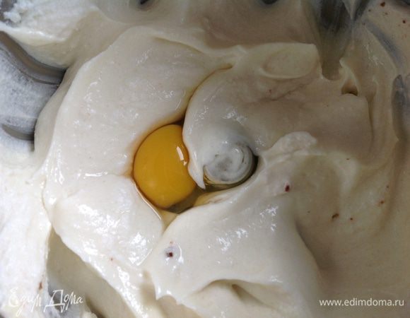 Продолжая взбивать по одному добавить яйца.