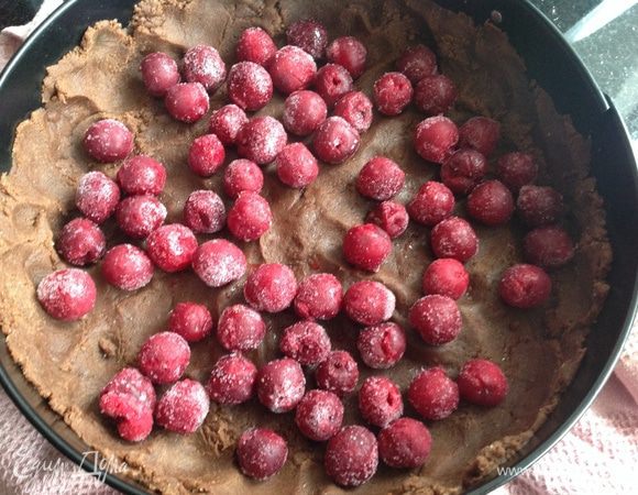 На тесто выложить вишню, не размораживая ее.