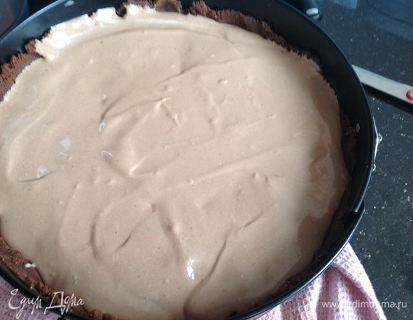 Залить творожной массой.