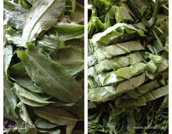 Щавель промыть, дать стечь воде и нарезать соломкой. Духовку разогреть до 180 градусов.