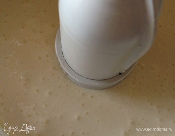 Взбить яйца с сахаром до устойчивой белой массы (лучше при помощи кухонной техники), добавить муку и коньяк, хорошенько перемешать.