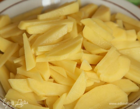 Картофель чистим, нарезаем и отправляем в закипевшую воду