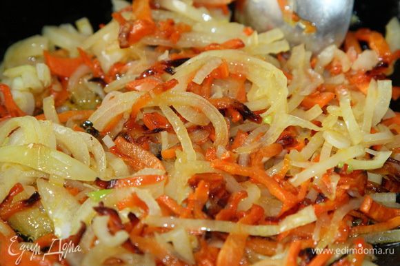 Пока готовится картофель, пассеруем на сковороде с небольшим количеством масла морковь. Как только морковь дала цвет, добавляем порезанный полукольцами лук.