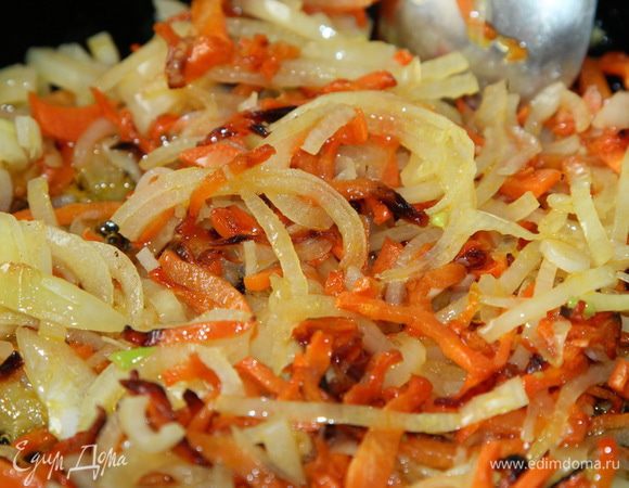 Пока готовится картофель, пассеруем на сковороде с небольшим количеством масла морковь. Как только морковь дала цвет, добавляем порезанный полукольцами лук.