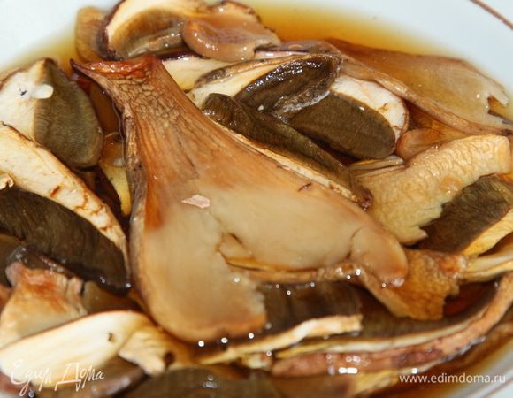 Грибы у меня тонко нарезанные, поэтому предварительного замачивания не требуют. Просто заливаем теплой водой, промываем, сливаем воду. Затем снова заливаем теплой водой буквально на 5 минут.