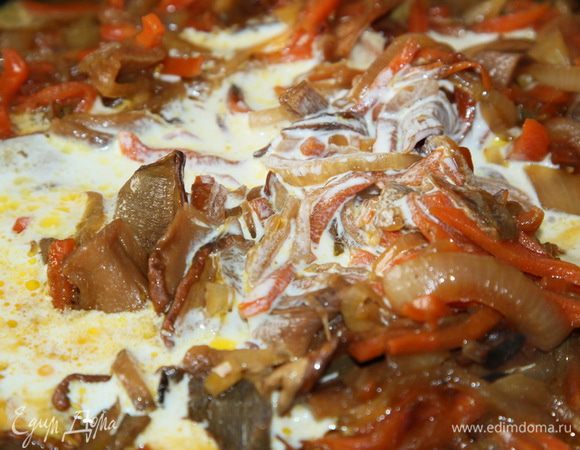 Отправляем грибы к моркови с луком и понемногу добавляем воду, в которой у нас были замочены грибочки. Протушиваем до выпаривания жидкости. Как только жидкость выпарилась, добавляем сливки.