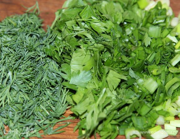 Нарезаем зелень, у меня зеленый лук, петрушка и укроп.