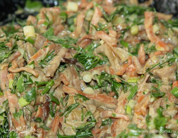 Отправляем зелень к грибам и перемешиваем.