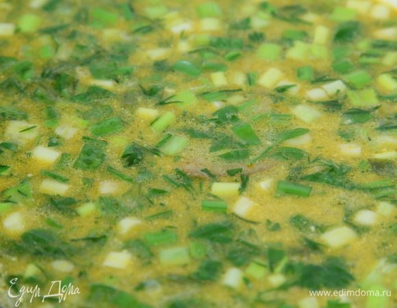 Проверяем картофель и если он сварился, добавляем наши грибы с овощами, доводим до кипения и выключаем. Суп готов. Лучше дать ему настояться хотя бы 1 час. Тогда аромат станет насыщеннее.