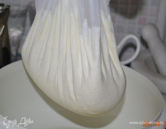 Сметану выложить на марлю в два слоя и подвесить над миской на ночь. 