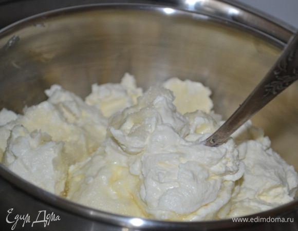 Затем переложите сцеженную сметану и сахар в сотейник и поставьте на водяную баню.