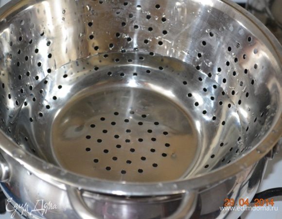 Для удобства, я в большую кастрюлю установила дуршлаг и потом сотейник со сметаной.  Крем по рецепту варится 60-90 мин. Я свой варила 90 мин. Все зависит наверное от сметаны. Над кремом все время стоять не нужно, но и забывать тоже не стоит. Периодически помешивайте. 