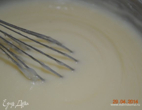 Я дождалась пока крем стал мягким, однородным, чуть изменил цвет в сторону легкого карамельного. И при помешивании оставлял следы от венчика.  