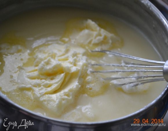 Потом снимаете с огня, добавляете мягкое сливочное масло и хорошо перемешиваете.