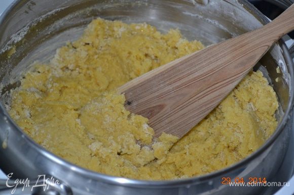 Медовые коржи. В глубокой кастрюле яйца слегка взбиваем с сахаром, добавляем мед, гашеную соду лимонным соком, растопленное сливочное масло и муку. Перемешать деревянной лопаткой.