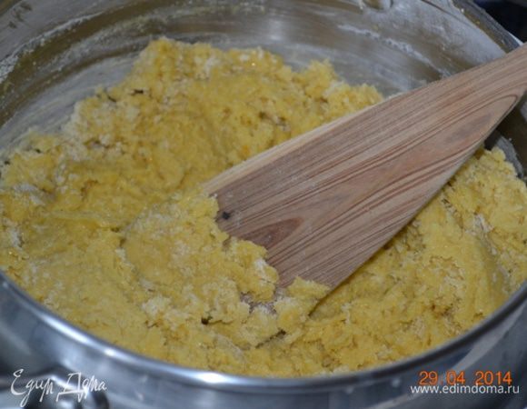 Медовые коржи.
В глубокой кастрюле яйца слегка взбиваем с сахаром, добавляем мед, гашеную соду лимонным соком, растопленное сливочное масло и муку. Перемешать деревянной лопаткой. 