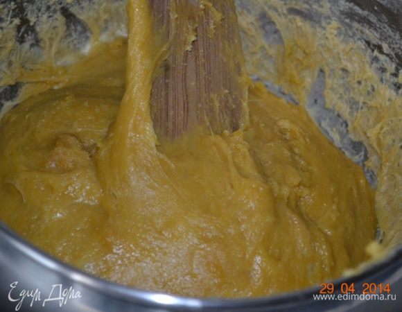 Установите кастрюлю на водяную баню и, периодически помешивая, варите около 40-60 минут. Будьте внимательны и не оставляйте тесто надолго, т.к. оно начинает «завариваться» и на дне будут образовываться комочки.
Все это ставим на водяную баню. И вот тут начинается труд. Тесто нельзя оставлять. Мешать его трудно, а варить нужно 40-60 мин. Я варила 50 мин.
