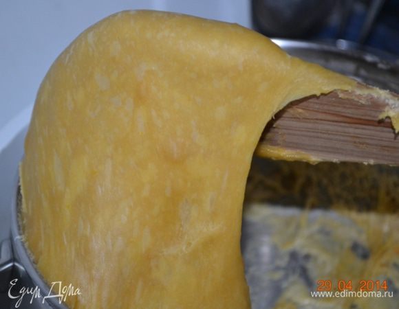 Тесто будет липкое, неподатливое, упрямое и как резина.
Включаем духовку и разогреваем до 220 С.
 По истечению времени уменьшаем огонь под баней на минимальный и начинаем работать  с тестом.
