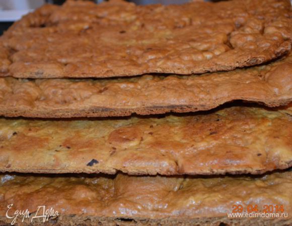 Каждый корж выпекается по отдельности минут 3-4 и сразу же горячим  подгоняем по своему размеру. Смотрите коржи в духовке не прозевайте, т.к.  они пекутся быстро. Пока вы будете возиться с очередным куском теста, то корж может подгореть.